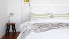 4 bedrooms, iron/ironing board, WiFi, bed sheets - Verde by Salty Stays (Peregian Beach)