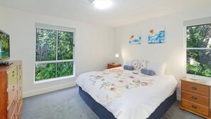 3 bedrooms, iron/ironing board, Internet, bed sheets - Seas The Day - Great Family Unit (Avoca Beach)