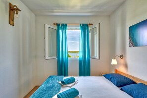 2 bedrooms, travel cot, free WiFi, bed sheets