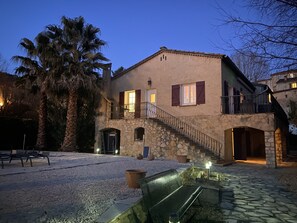Exterior - Provence-Cotignac 3 Bd- 1 full bath Villa Private Pool in Village Center. (Cotignac)
