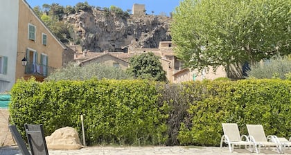 Provence-Cotignac 3 Bd- 1 full bath Villa Private Pool in Village Center.