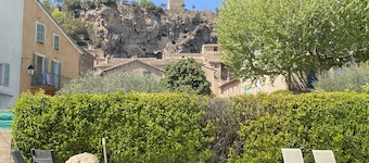 Provence-Cotignac 3 Bd- 1 full bath Villa Private Pool in Village Center.