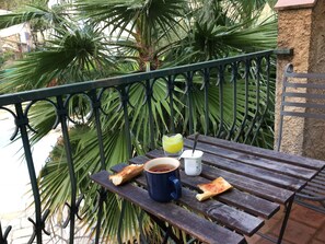 Outdoor dining - Provence-Cotignac 3 Bd- 1 full bath Villa Private Pool in Village Center. (Cotignac)