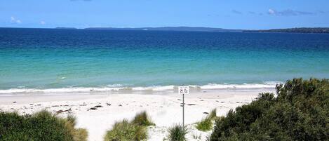 Playa en los alrededores y camastros