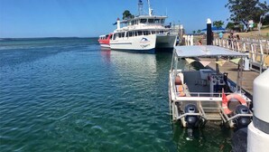 Un bote amarrado en el muelle, con agua cristalina y un cielo soleado.