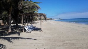 En la playa, camastros y toallas de playa