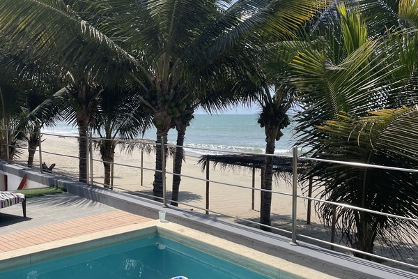 Piscina con vista a la playa