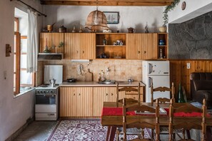 Een koelkast, een oven, een koffiezetapparaat/waterkoker