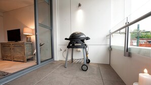Fitness facility - Woolloomooloo - WMLOO -  Cowper Wharf Road - Stylish Studio with Balcony, BBQ Parking by Woolloomooloo Wharf (Woolloomooloo)