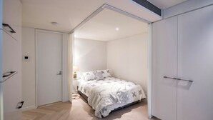 Room - Woolloomooloo - WMLOO -  Cowper Wharf Road - Stylish Studio with Balcony, BBQ Parking by Woolloomooloo Wharf (Woolloomooloo)