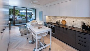 Private kitchen - Woolloomooloo - WMLOO -  Cowper Wharf Road - Stylish Studio with Balcony, BBQ Parking by Woolloomooloo Wharf (Woolloomooloo)