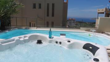 Bañera de hidromasaje al aire libre