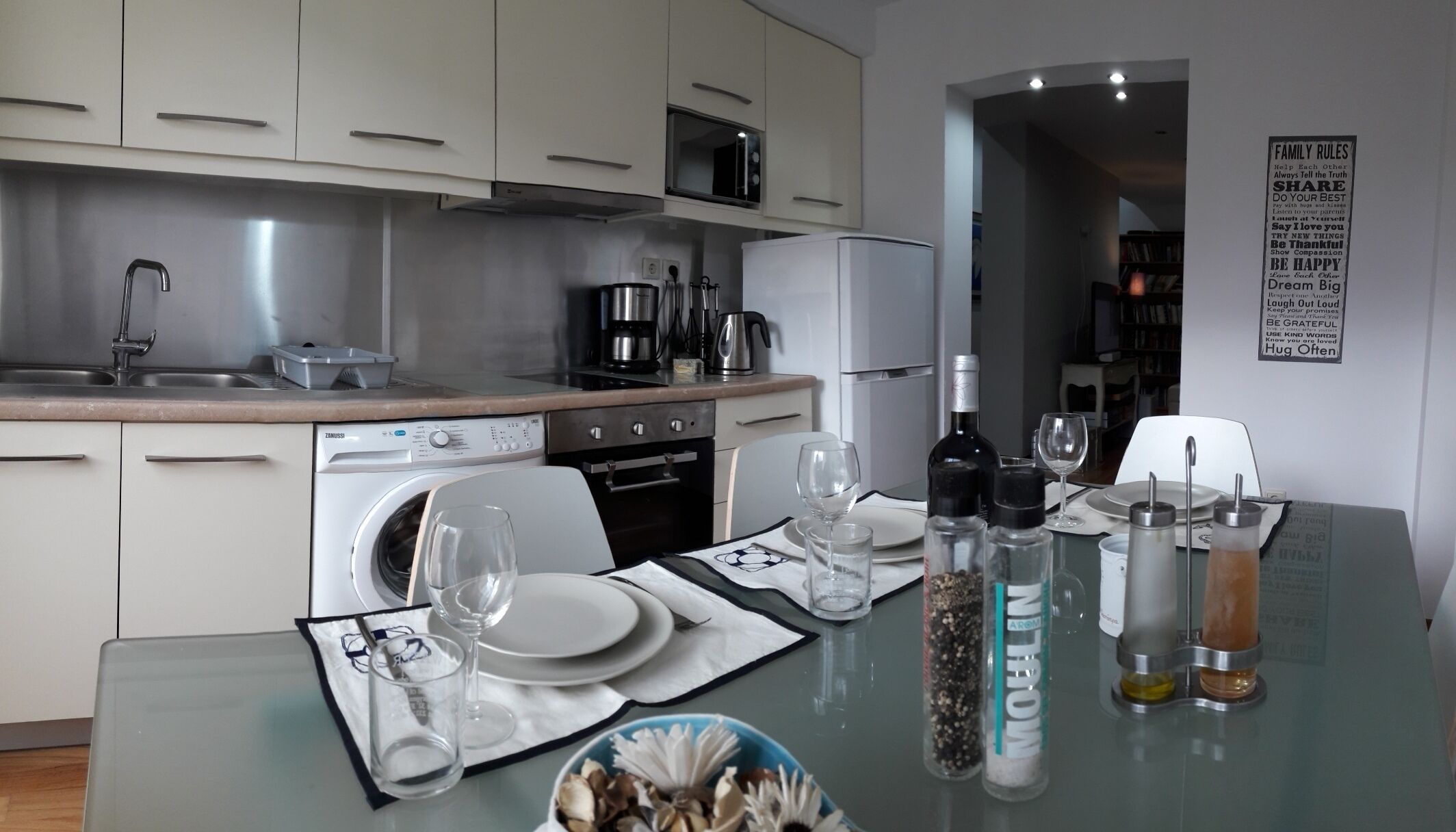 Kjøleskap, mikrobølgeovn, ovn og kokeplater