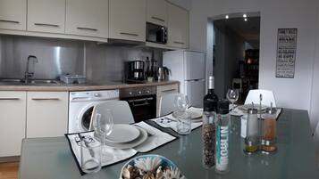 Frigorífico, microondas, horno y placa de cocina