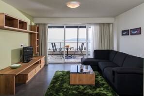 Fernseher, Kamin, Bücher