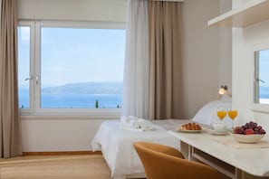 5 室のベッドルーム、セーフティボックス (室内)、デスク、防音設備