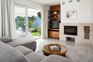 Fernseher, Kamin, Bücher