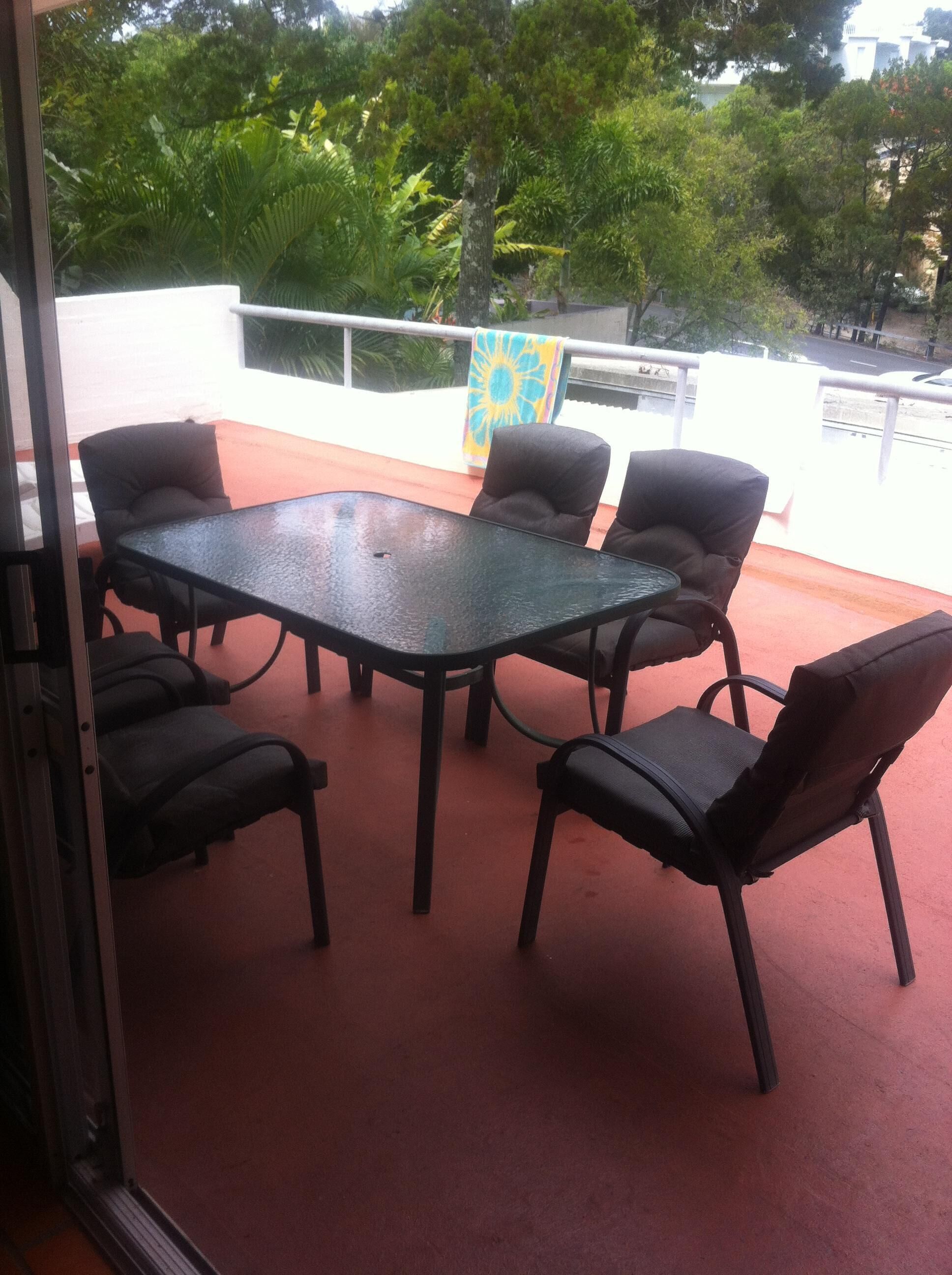 Spacious 2 bedroom air conditioned 500 M. to Beach/Hastings Street — image 8