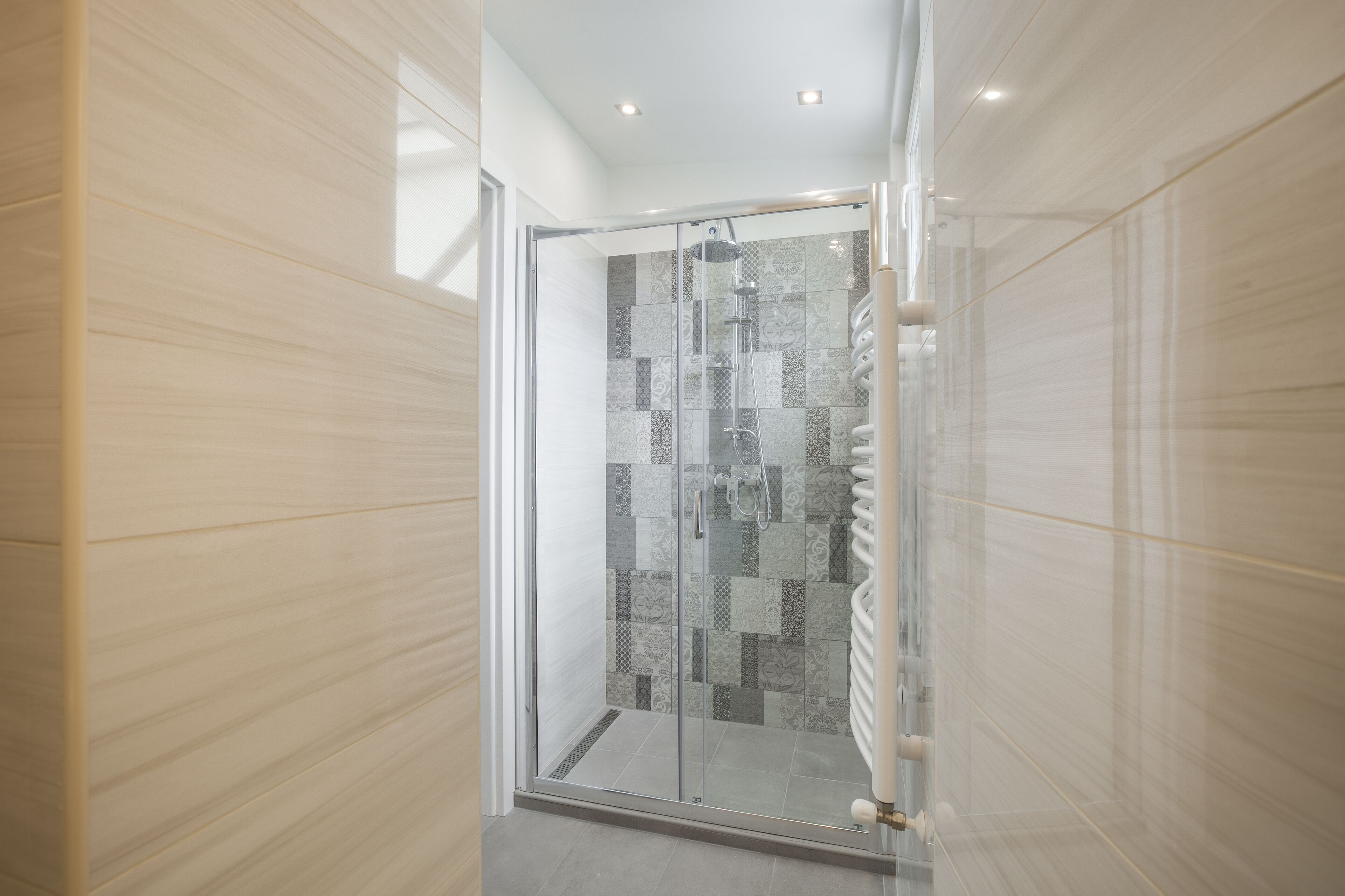 Shower, hair dryer, towels, shampoo