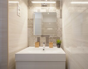 Shower, hair dryer, towels, shampoo