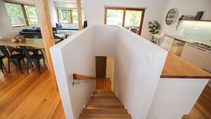 Une cuisine moderne avec des armoires blanches, un plan de travail en bois et une cuisinière intégrée.