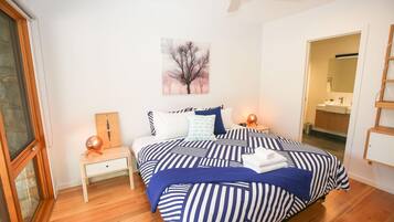 2 bedrooms, desk, iron/ironing board, bed sheets