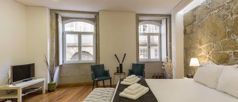 Iron/ironing board, WiFi, bed sheets