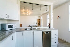 Mikrowelle, Geschirrspüler, Kochgeschirr/Geschirr/Besteck