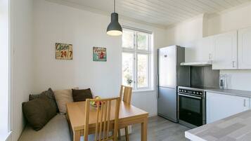 Microwave, dishwasher, cookware/dishes/utensils