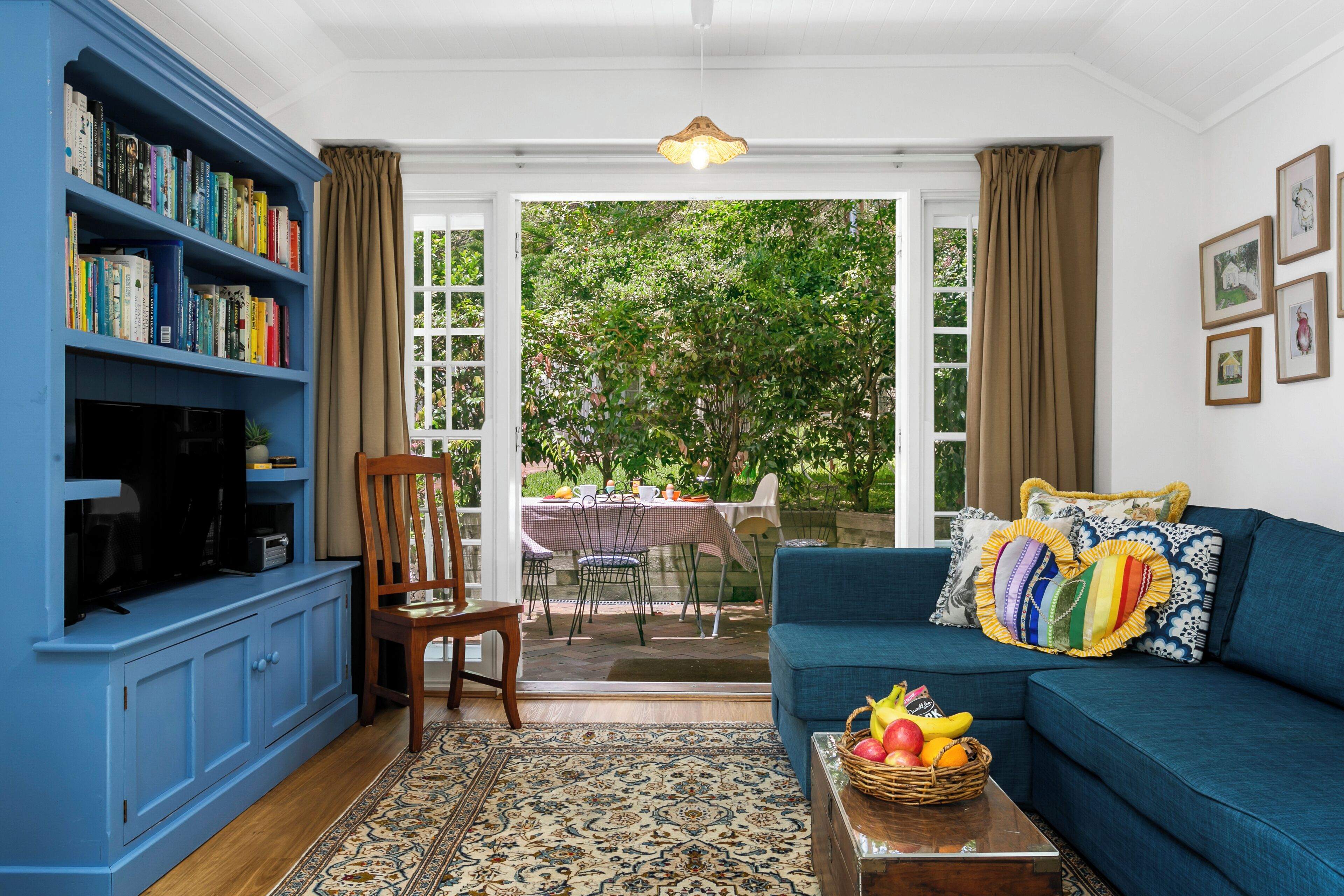 Living room with smart TV, Netflix, wifi stereo, selection of books, games & toy