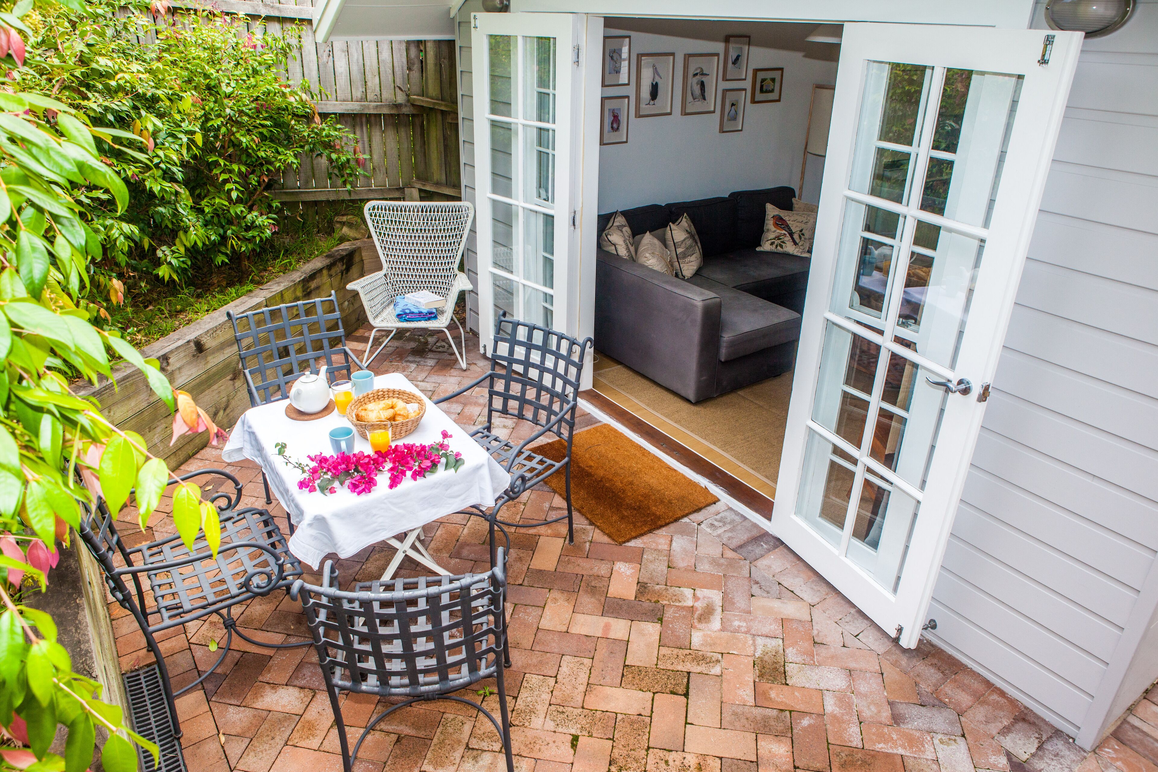 Quiet Private Sustainable Cottage tucked away between the Bush and the Harbour