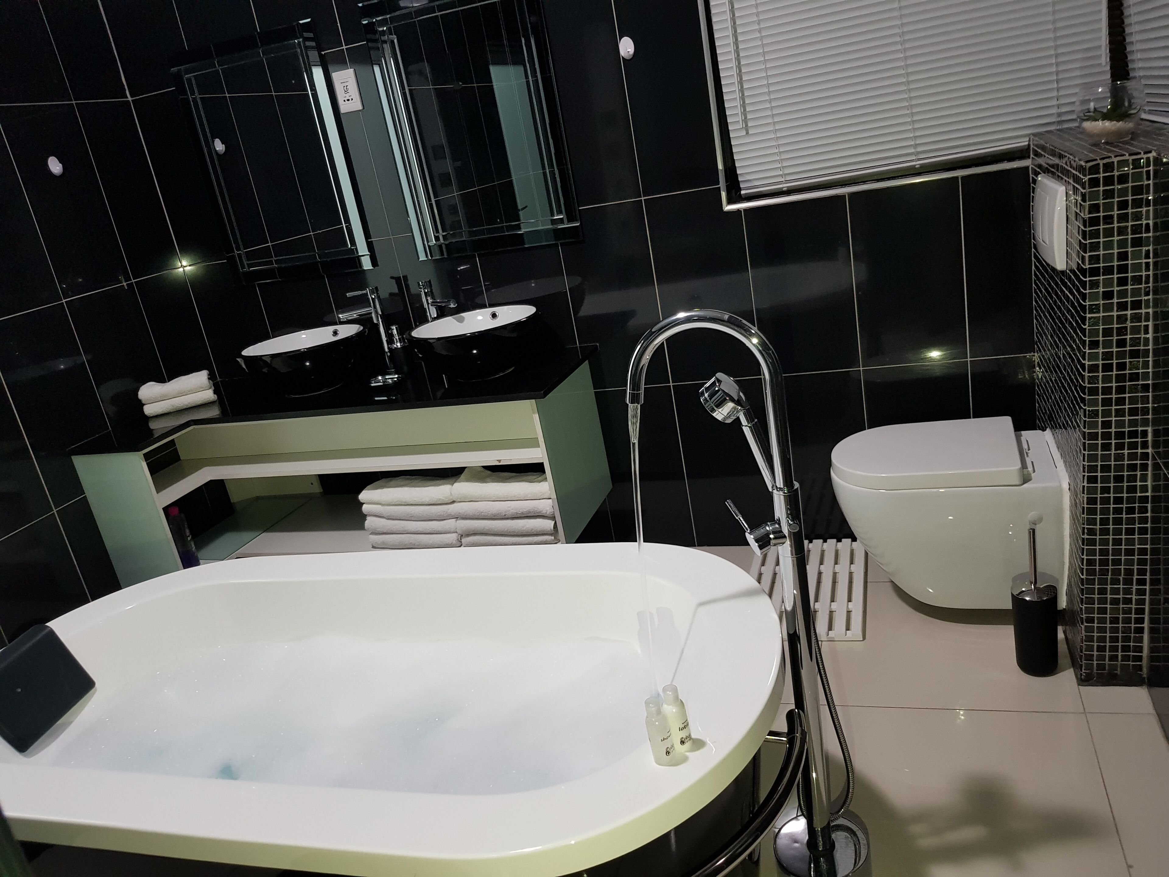 Combined shower/tub, hair dryer, towels