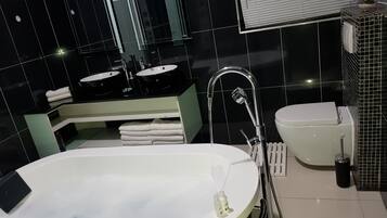 Combined shower/tub, hair dryer, towels