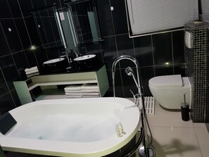 Combined shower/tub, hair dryer, towels - Seboa Accommodation (Guesthouse and Self Catering) (Vineta)