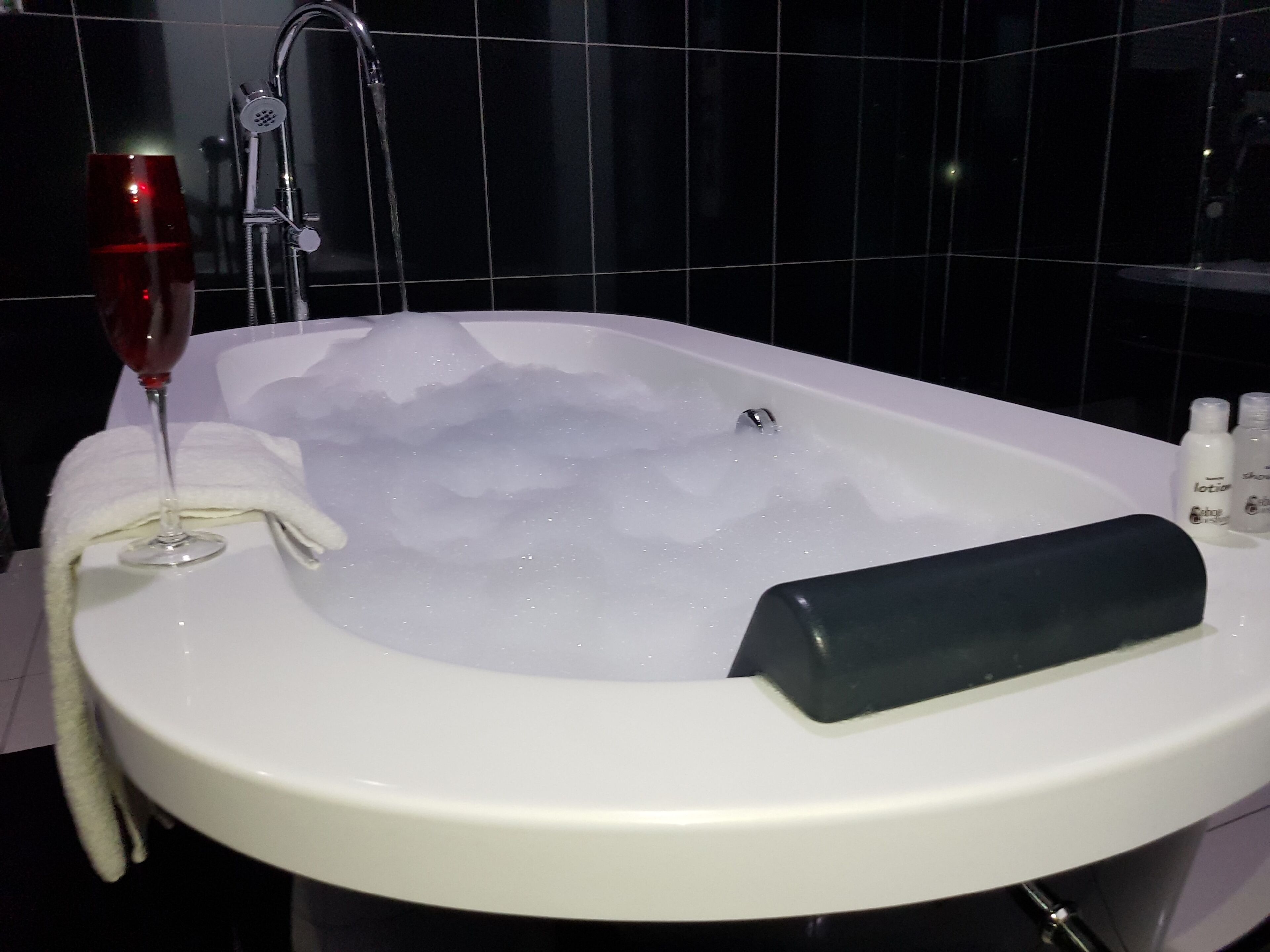 Ensemble douche/baignoire, sèche-cheveux, serviettes fournies