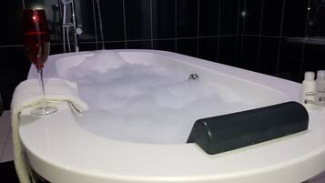 Ensemble douche/baignoire, sèche-cheveux, serviettes fournies