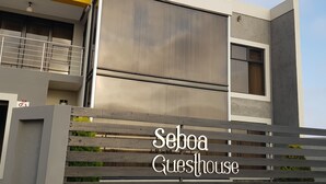 A modern building with a sign reading "Sehoa Guesthouse". - Seboa Accommodation (Guesthouse and Self Catering) (Vineta)