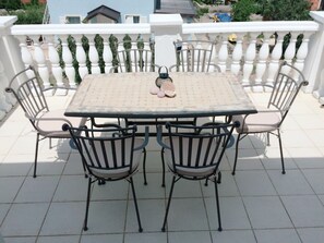 تناول الطعام بالخارج