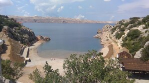 Beach - Cesarica, Karlobag, Kvarner, Apartment Cesarica with pool and garden (Cesarica)