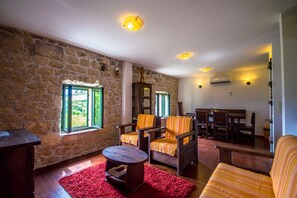 Fernseher, Kamin, DVD-Player