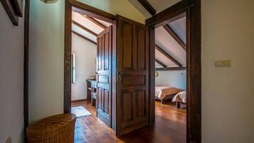 5 bedrooms, iron/ironing board, WiFi, bed sheets