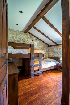 5 bedrooms, iron/ironing board, WiFi, bed sheets