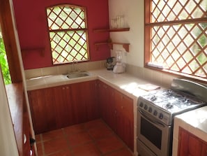 Réfrigérateur, micro-ondes, batterie de cuisine, vaisselle et ustensiles