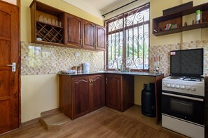 Fridge, oven, cookware/dishes/utensils - Apartment 2bedrooms furnished, in a 3 apartments house, 10min from Arusha Center (ARUSHA)