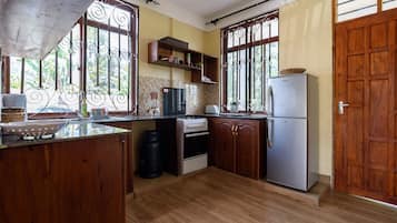 Refrigerador, horno y utensilios de cocina
