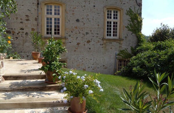 Property grounds - Château de Charfetain farm in the heart of the Monts du Lyonnais (Brullioles)