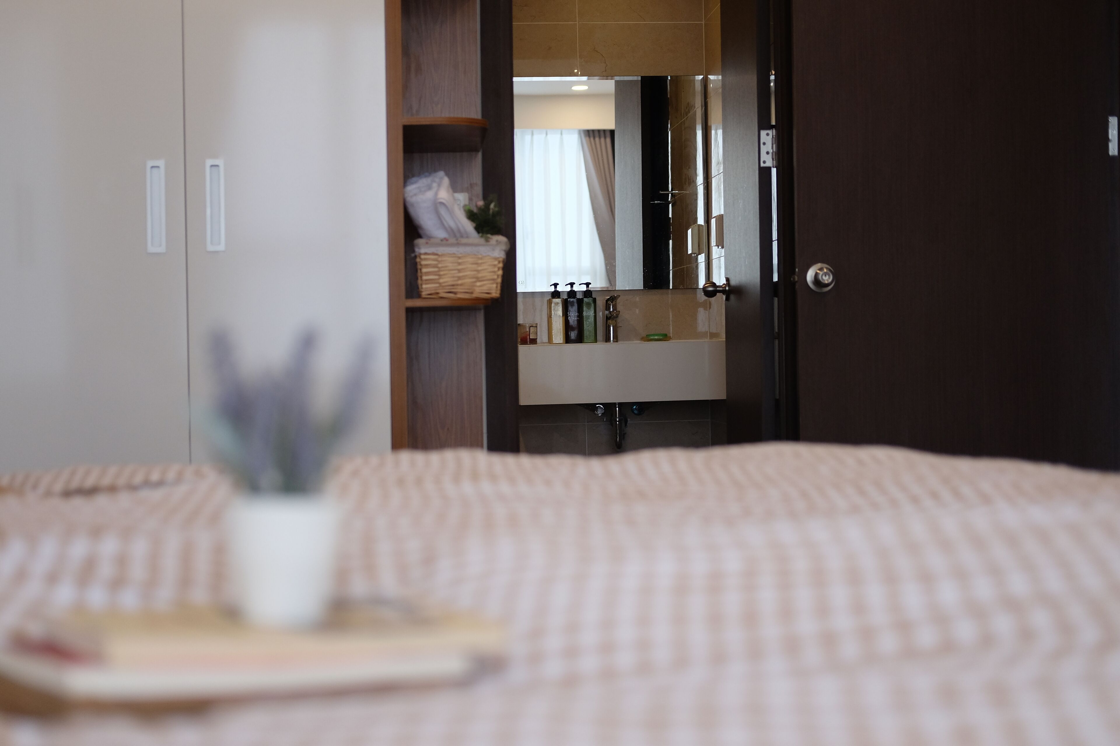 2 bedrooms, iron/ironing board, internet, bed sheets