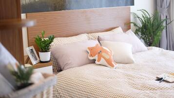 2 bedrooms, iron/ironing board, internet, bed sheets