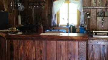 Refrigerador, horno, parrilla de estufa y utensilios de cocina