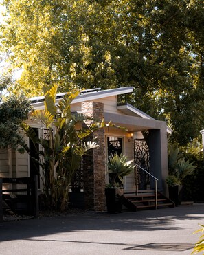 Exterior - Self Contained cottage, farm animals, family friendly, close to puffing billy (Emerald)